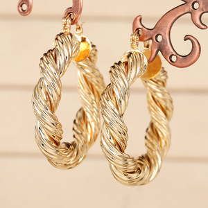 Orecchini a Spirale in Metallo per Donne, Gioielli Minimalisti e Audaci, Accessorio di Moda per Uso Quotidiano - Product Image 5