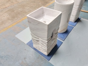 Lavabo sur piétement en marbre blanc avec finition sculptée effet vague d'eau, lavabo sur piétement en marbre Volakas avec base sculptée en vague 3D - Product Image 4