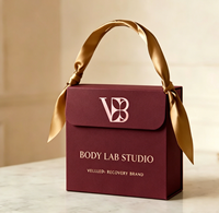 Sac cadeau en papier kraft personnalisé de luxe avec logo CMYK, emballage de qualité supérieure recyclable avec poignée en ruban pour bijoux et cosmétiques