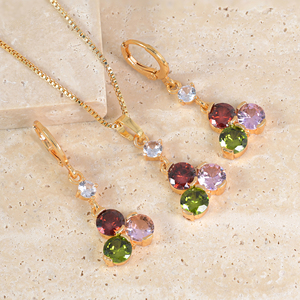Parure de <span class=keywords><strong>bijoux</strong></span> plaqué or 18 carats avec zircon cubique et cristal grenat, comprenant des boucles d'oreilles pendantes et un collier pendentif, pour femme, élégante, pour mariage - Product Image 2