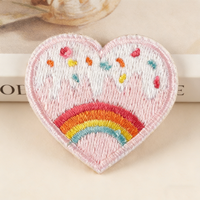 Écusson brodé à repasser Matériau écologique personnalisé Écusson crochet et boucle de l'espace mignon Écusson de broderie de planète de coeur rose Écussons personnalisés