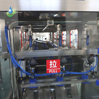 Chaîne de production complète et entièrement automatique de lavage, remplissage et mise en bouteille d'eau potable de type linéaire, pour bouteilles de 19L, 20L et 5 gallons (A à Z)