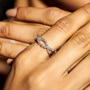 Bague Infinity Silver Stonewels Sleek Infinity Design ornée de diamants originaux Bande en or blanc certifiée IGI pour les fêtes - Product Image 4