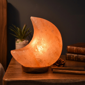 Lámpara de Sal del Himalaya con Forma de Luna, Diseño Personalizado OEM 2025, Base de Madera 100% Hecha a Mano, Técnica de Tallado con Esmalte Natural, Venta al por Mayor - Product Image 1