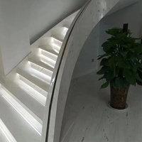 Escalier en spirale en marbre blanc poli Sivec avec garde-corps en verre pour villa intérieure, design moderne, escalier en pierre naturelle