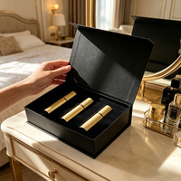 Boîte cadeau rigide magnétique noire personnalisée OEM avec insert intérieur en velours à 3 compartiments pour solutions d'emballage de parfums et de produits de beauté de voyage