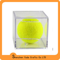 Vitrine de présentation de balles de tennis de sport en acrylique avec base en plastique et couvercle transparent