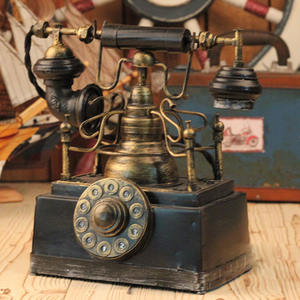 Téléphone rétro en métal artisanal, modèle de téléphone ancien en fer décoratif vintage pour la décoration de bar - Product Image 2