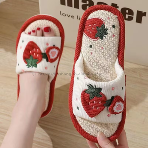 Sandalias de PVC Antideslizantes para Mujer, Suela Suave y Silenciosa, para Interiores, Modelo Strawberry Four Seasons - Product Image 1