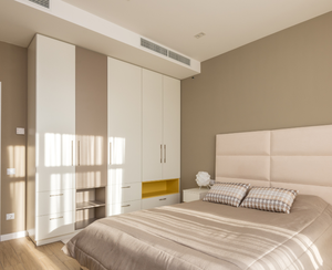 Meuble de garde-robe de chambre à coucher en bois massif personnalisé moderne avec porte en verre et système de glissière Finition en chêne Armoires de chambre à coucher de plain-pied - Product Image 4