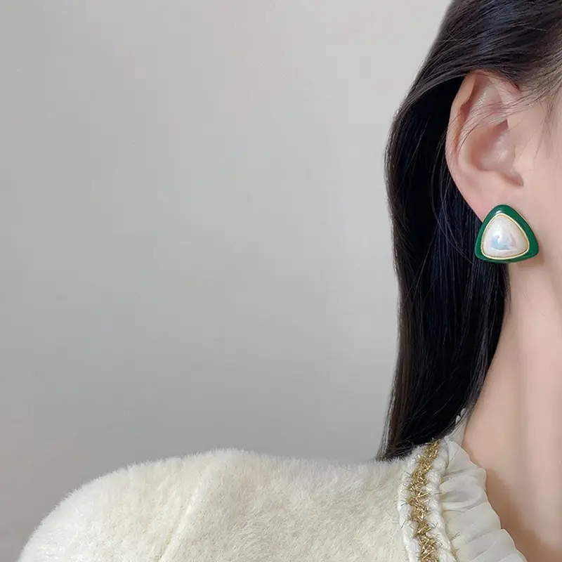 مصنع الجملة S925 الرجعية اللؤلؤ القرط مجوهرات الأزياء الأخضر الأرض مثلث اللؤلؤ أقراط للنساء