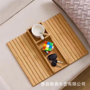 Bandeja de bambú para reposabrazos de sofá con portavasos, estante de almacenamiento plegable de madera para sala de estar y dormitorio - Product Image 1