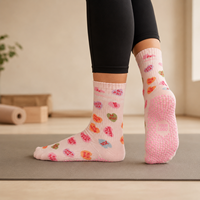 Chaussettes de yoga mi-mollet antidérapantes et absorbantes avec logo personnalisé, conception gratuite, chaussettes antidérapantes pour le fitness, le Pilates, chaussettes à grip pour femmes