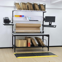 Table de travail d'emballage réglable en hauteur avec étagère de rangement et aménagement ergonomique pour un emballage efficace en entrepôt