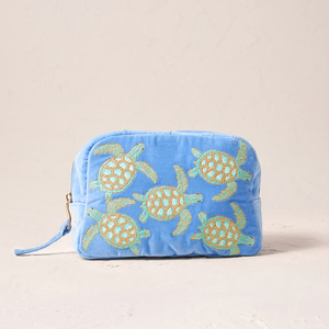 Bolsa de Maquillaje de Terciopelo Azul Celeste con Bordado Personalizado de Tortuga Marina - Product Image 1