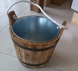 Grand tonneau à vin vintage en bois de pin, seau et baril, ustensiles de fête recyclables et durables avec pinces en acier durables - Product Image 5