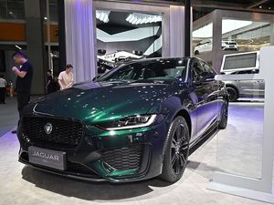 <span class=keywords><strong>Jaguar</strong></span> XEL Sedán <span class=keywords><strong>Deportivo</strong></span> de Lujo de Tamaño Mediano |   Viaje Urbano de Alta Gama con Conducción Suave para Todo el Mundo - Product Image 3