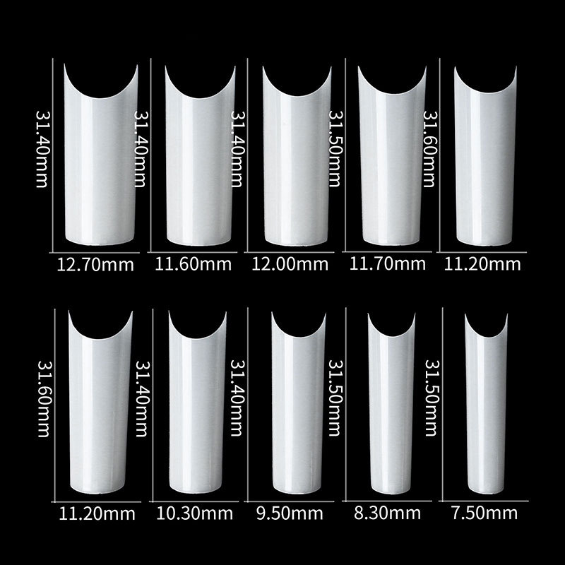 Uñas naturales estilo francés, tamaño mediano.