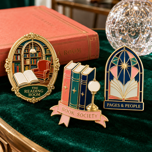 Juego de pines de solapa de metal esmaltado rígido personalizados con diseño Art Deco de club de lectura, libros de biblioteca y lámpara, OEM - Product Image 1