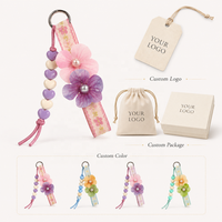 Porte-clés trèfle à quatre feuilles artificiel mignon avec pompon, breloque florale bohème pour sac, cadeau pour femmes et filles, accessoire