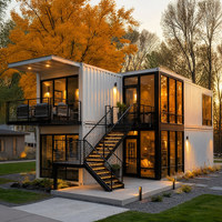 Maison mobile moderne en conteneur avec fenêtres pleine hauteur, balcon et escalier en acier