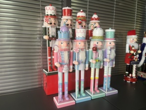ของขวัญXMASสีชมพูCandy Caneสีพาสเทลไม้คริสต์มาสตุ๊กตาทหารNutcrackerรูปสําหรับตกแต่งบ้านคริสต์มาส - Product Image 3