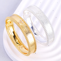 Bracelet haut de gamme à fleurs en fausses perles, accessoire féminin tendance, polyvalent pour le bureau, personnalisable