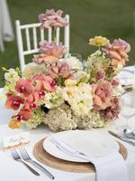 Centre de table de luxe en fleurs artificielles couleur pêche douce, arrangement floral pour mariage et décoration de table événementielle