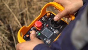 Tondeuse à gazon électrique intelligente télécommandée tout-terrain sur chenilles pour le désherbage en pente avec certificat CE - Product Image 2
