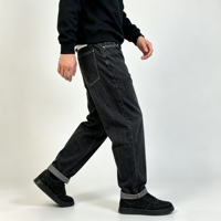 Jean fuselé noir délavé pour homme, pantalon en denim foncé avec surpiqûres contrastées, cinq poches, passants de ceinture et rivets, idéal pour le streetwear