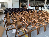 Chaise de salle à manger classique traditionnelle à dossier haut évasé avec structure en bois d'hévéa massif pour présentation en showroom, destinée aux distributeurs en gros