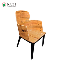 Fauteuil lounge moderne en bois courbé, structure légère en contreplaqué avec flexibilité naturelle pour usage extérieur