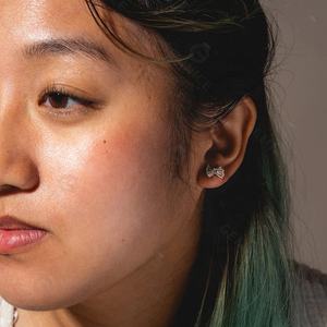 Pendientes de oro de 14 quilates de plata 925 con lazo pequeño de diamante delicado con cristales de baguette pequeños hechos <span class=keywords><strong>a</strong></span> mano de la mano de La Gemnel - Product Image 4