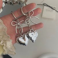Porte-clés en alliage durable et tendance en forme de cœur - Charme de sac en forme de cœur avec nœud argenté