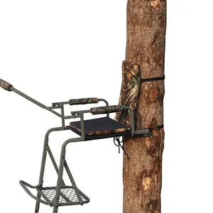 TS004钢挂在树架上，用于猎鹿