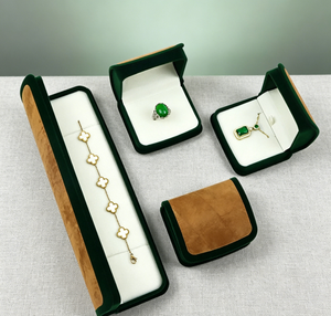 Coffrets à bijoux haut de gamme faits à la main avec velours vert foncé et daim marron, fermeture magnétique, design carré imprimé quatre couleurs - Product Image 2