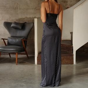 Vestido Maxi de Satén con Puntos Blancos y Negros, Vestido de Noche Ajustado con Tirantes Finos y Escote Corazón para Mujer - Product Image 2