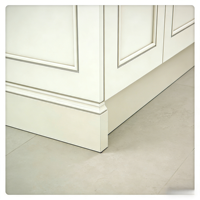 Ensemble d'armoires de cuisine blanches de style Shaker sur mesure du Vermont, en bois massif, peinture mate, style moderne, avec porte en verre fermée
