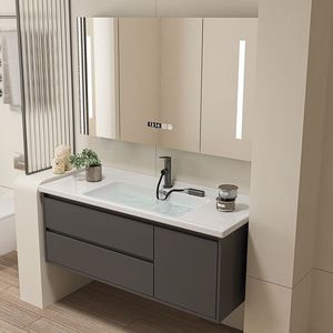 Meuble de salle de bain noir simplifié avec miroir en verre alvéolé, vasque blanche et corps de meuble suspendu - Product Image 1