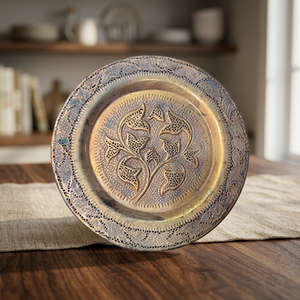 Assiette décorative ronde en métal faite à la main avec motif végétal gravé, design oriental, pour cadeaux - Product Image 4