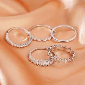 Set di cinque anelli impilabili geometrici con zirconi a spiga per donna, eleganti gioielli da matrimonio alla moda - Product Image 3