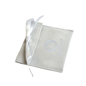 Pochette à rabat en tissu velours avec logo argenté personnalisé, bijoux avec nœud en ruban - Product Image 1