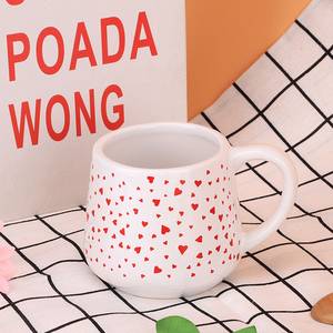 Juego <span class=keywords><strong>de</strong></span> <span class=keywords><strong>Tazas</strong></span> <span class=keywords><strong>de</strong></span> Cerámica con Estampado <span class=keywords><strong>de</strong></span> Corazón Redeco, Diseño <span class=keywords><strong>de</strong></span> Pareja <span class=keywords><strong>en</strong></span> Color Rojo y Blanco Invertido, Forma <span class=keywords><strong>de</strong></span> Barril, Regalo <span class=keywords><strong>de</strong></span> San Valentín, Taza <span class=keywords><strong>de</strong></span> Café - Product Image 5
