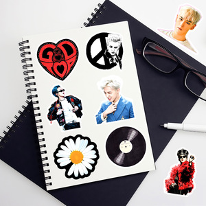 Venta al por Mayor de 50 Hojas de Pegatinas Impermeables <span class=keywords><strong>BIGBANG</strong></span> G-Dragon 20.º Aniversario para Carcasas de Teléfono, Portátiles, Equipaje, Accesorios DIY, Regalo - Product Image 4