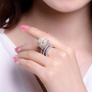 Elegante Anello Barocco con Perle e Zirconi, Gioiello Minimalista di Lusso per Donna, Accessorio Chic da Indossare Ogni Giorno, Regalo Raffinato - Product Image 6