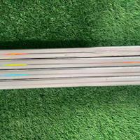 Différentes séries peuvent être personnalisées avec des bâtons de hockey sur glace 100% fibre de carbone YTH/JR/INT/SR