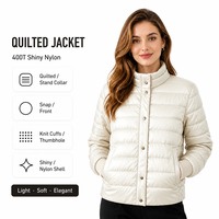Blouson matelassé léger pour femme en nylon brillant blanc nacré, col montant, fermeture à boutons-pression, poignets tricotés avec passe-pouces, ourlet, manches longues, élégant
