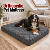 Matelas orthopédique pour chien avec noyau en fibre de coco et dessus matelassé gris et base à pois pour collections de lits pour animaux de compagnie personnalisés