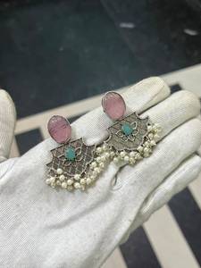 Boucles d'oreilles pendantes vintage en forme de couronne, style bohème, oxydées, avec imitation perle, pompon et agate, bijoux plaqués cuivre antique pour femme - Product Image 4