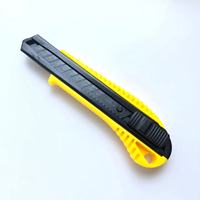 Couteau utilitaire rétractable jaune de 18 mm avec lame en métal et manche en plastique pour la découpe de papier de bureau